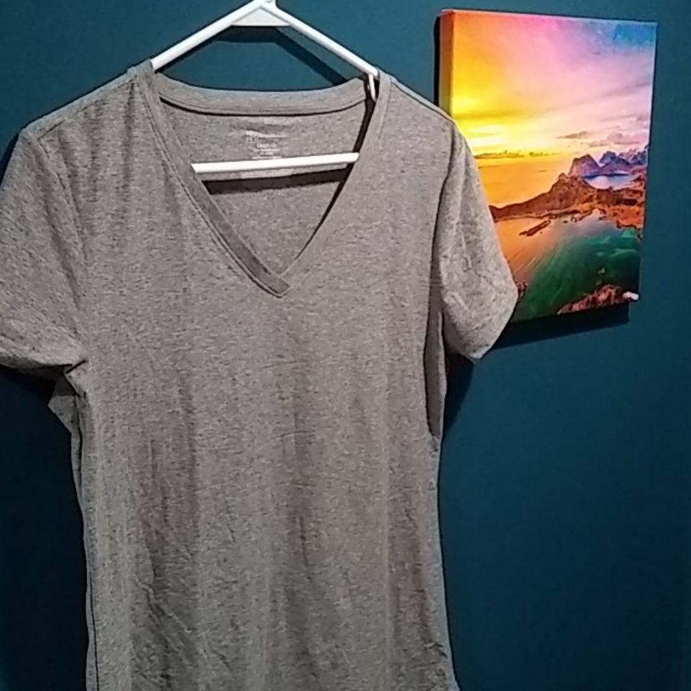 LG 11-13 NO Boundaries v- neck t shirt. Like new!